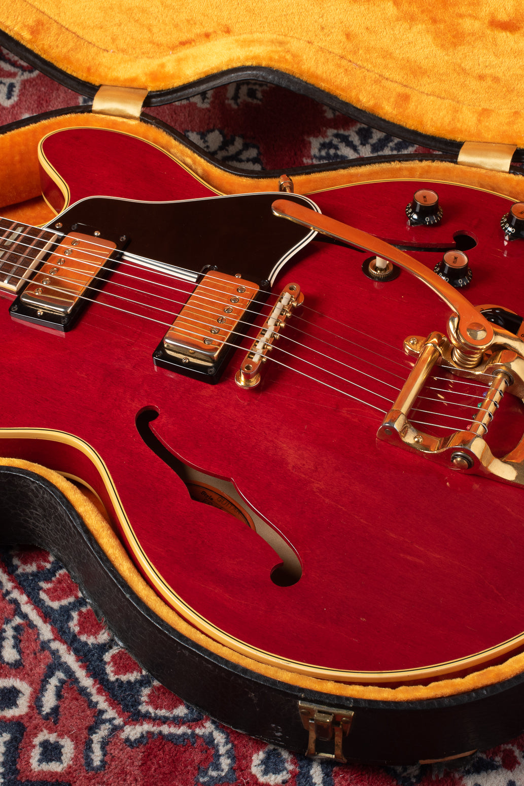 Gibson ES-345 1966 red with gold Bigbsy in black and yellow case