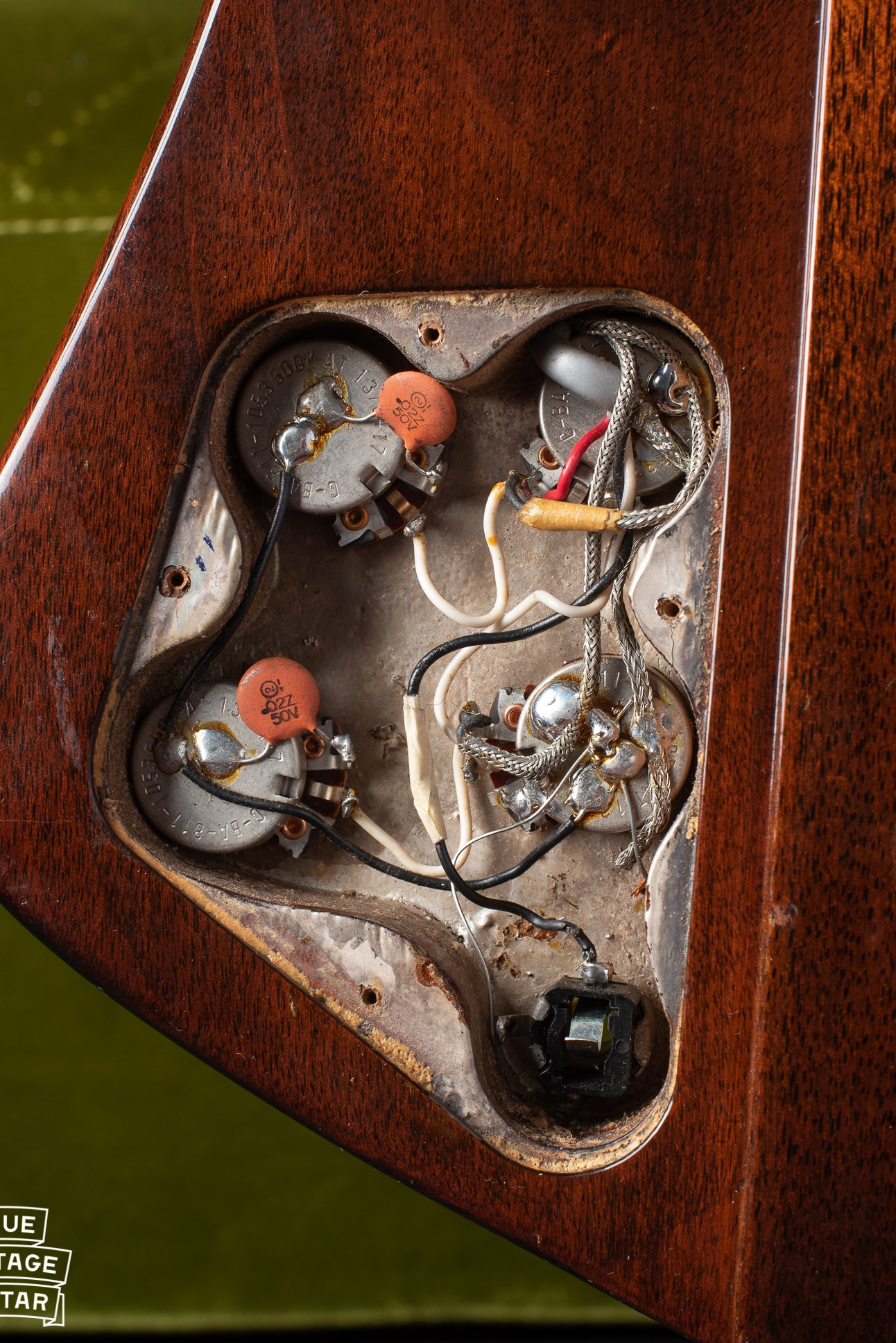 Control cavity with potentiometers of Gibson Firebird V 1964