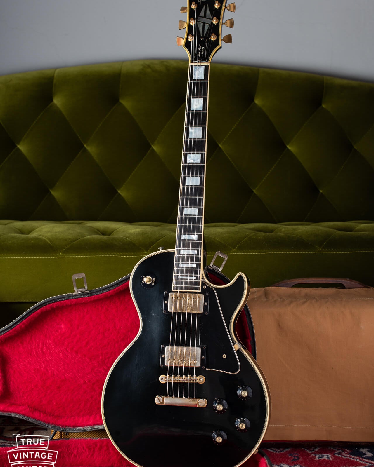 Gibson Les Paul Custom 1974, vintage black electric guitar with large pearl inlays