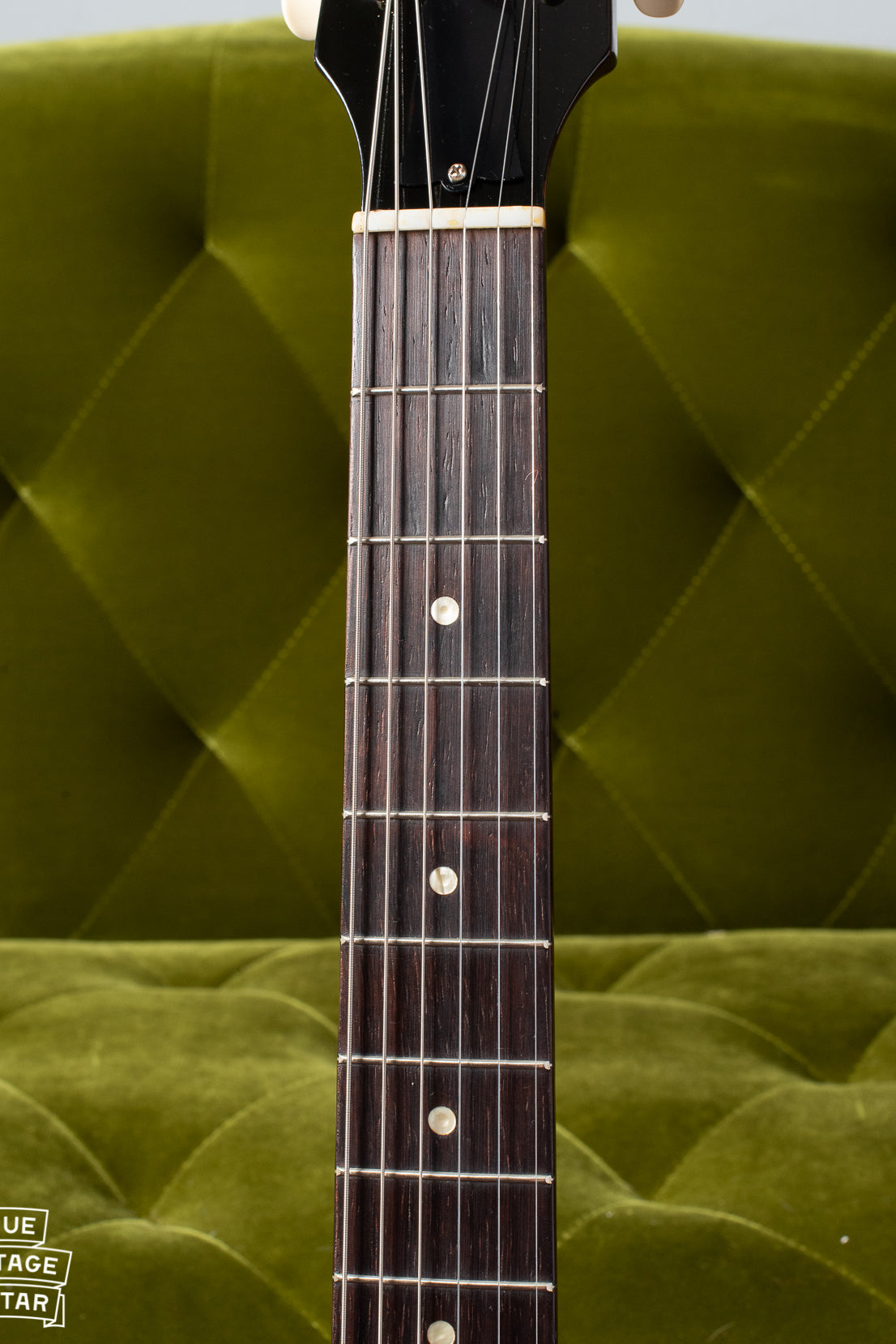 Rosewood fretboard with pearloid dot markers