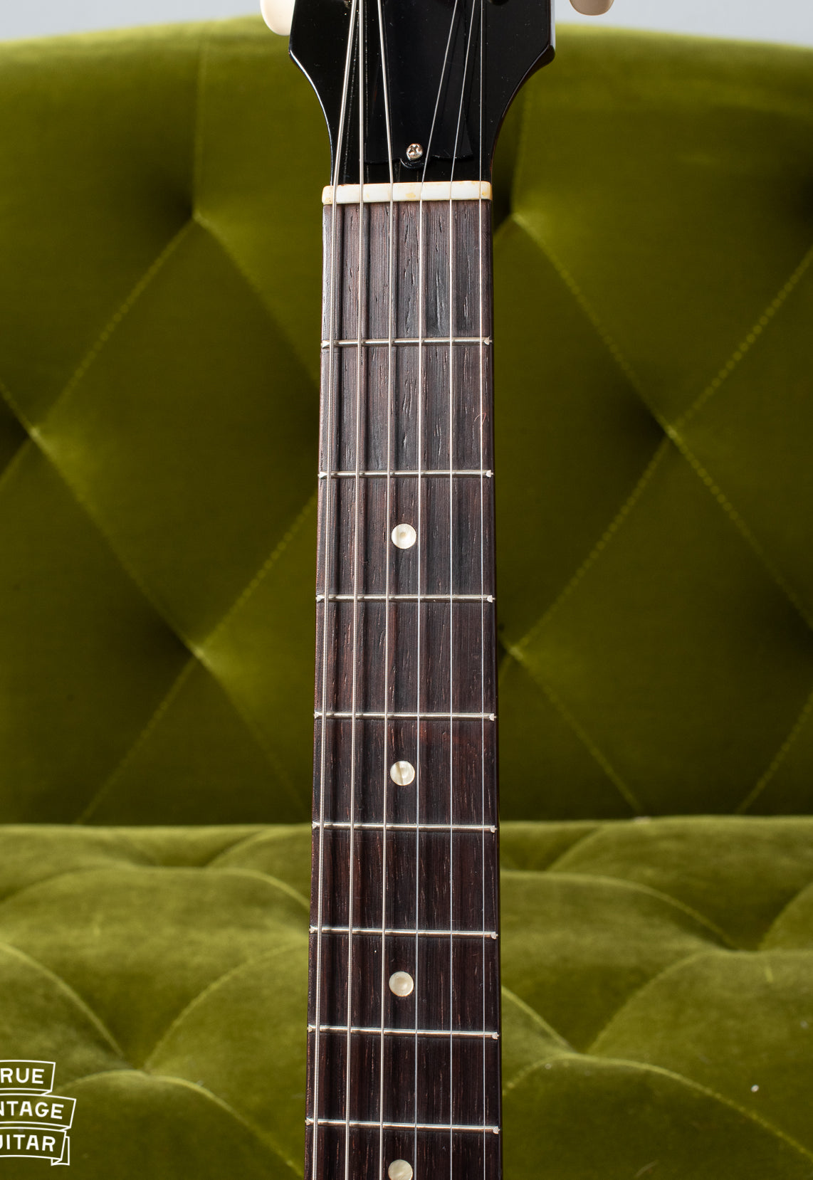 Rosewood fretboard with pearloid dot markers