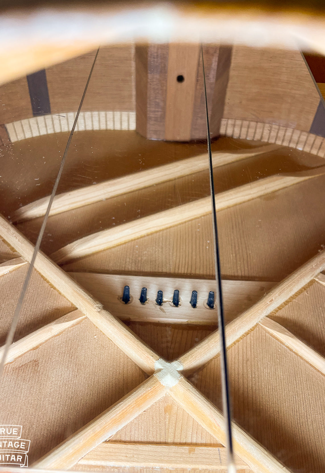 Straight top bracing of Martin D-18 1957