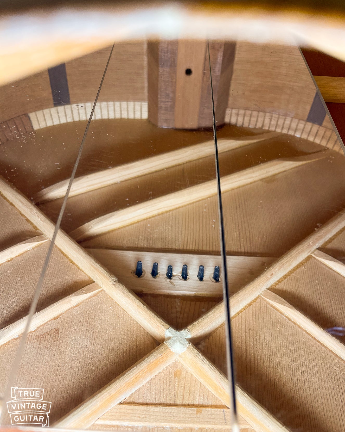 Straight top bracing of Martin D-18 1957