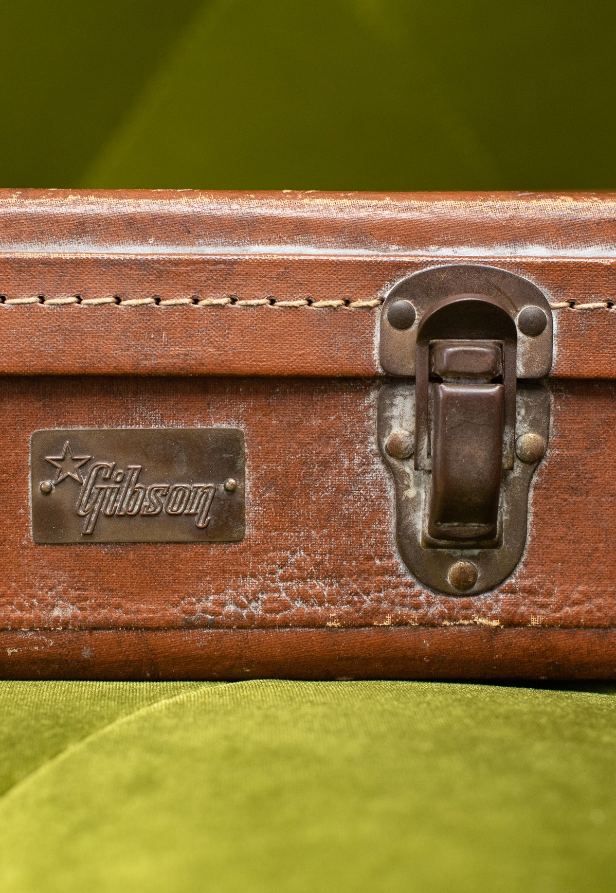 Gibson badge, vintage 1950s Lifton brown pink case 4 latch