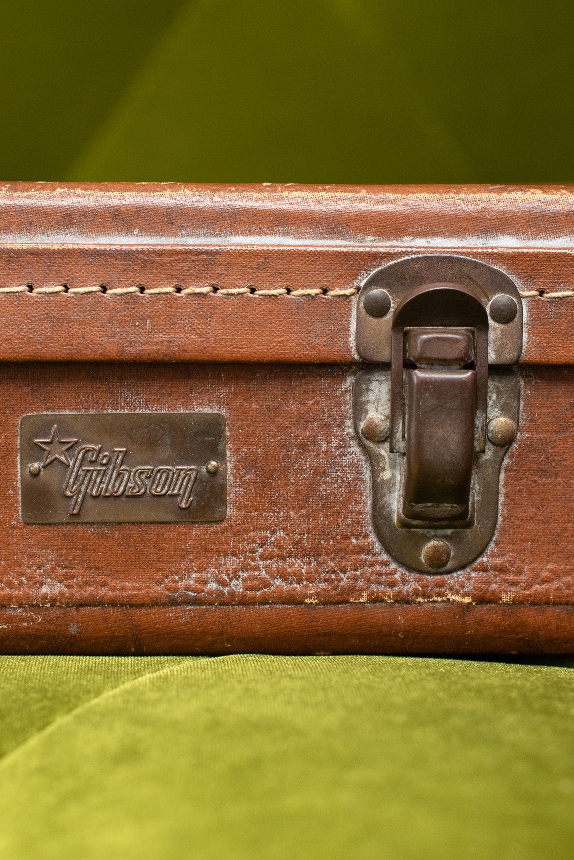 Gibson badge, vintage 1950s Lifton brown pink case 4 latch