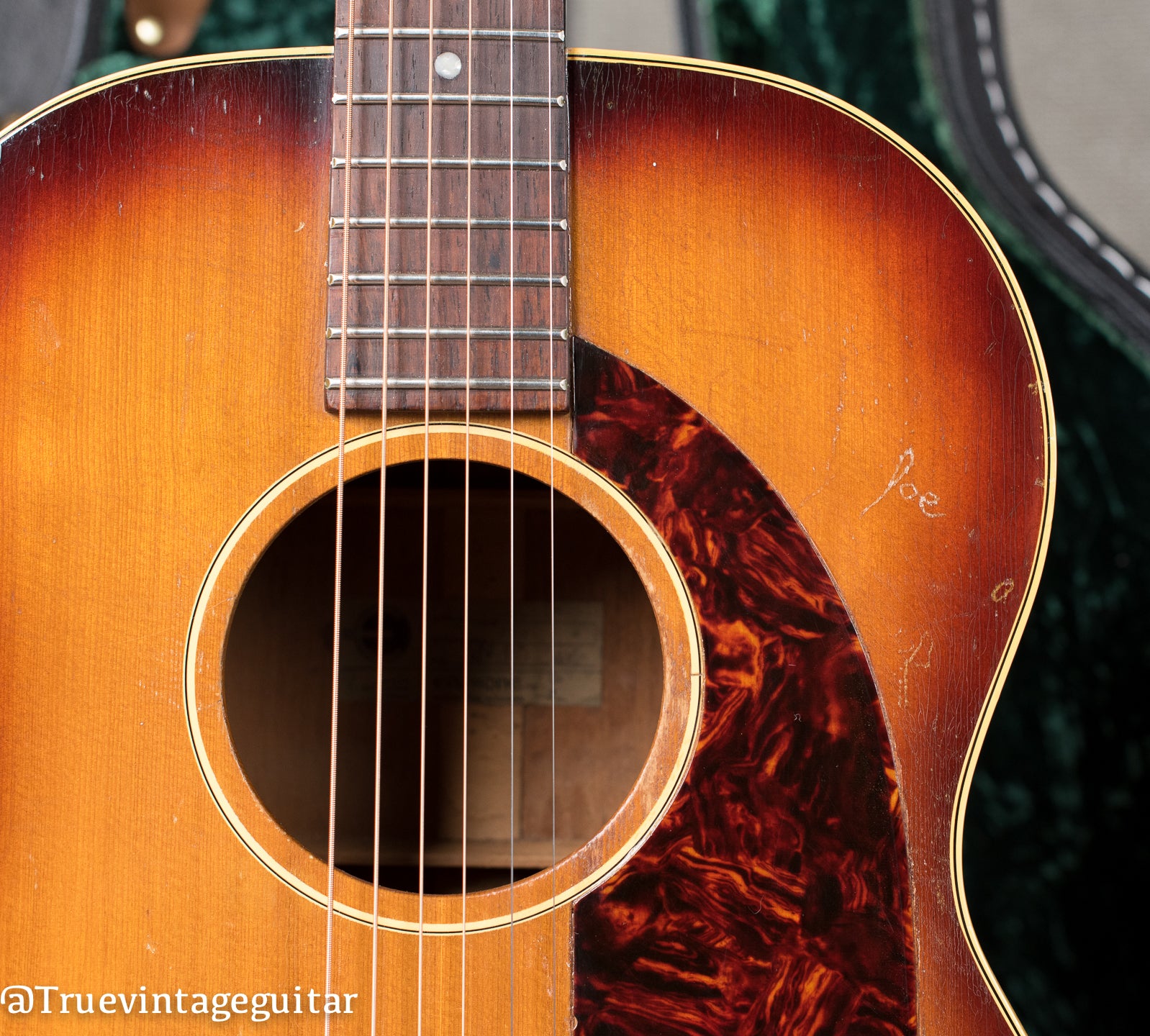 Songwriters on vintage Gibson guitars: Stephen Kellogg | 1961 Epiphone FT-45 Cortez