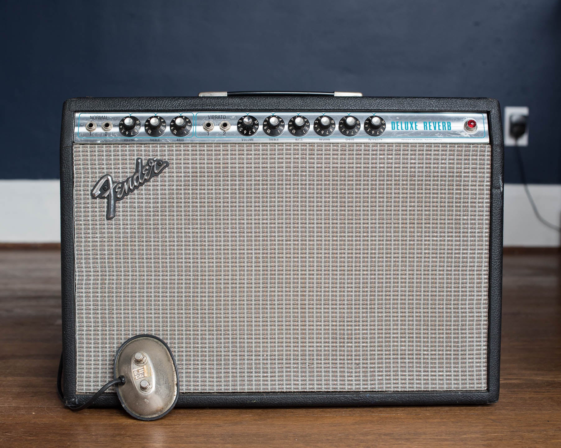 Vintage 1977 Fender Deluxe Reverb guitar amp