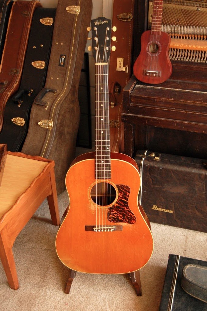1939 Gibson J-35, 3 tone bars of blues.