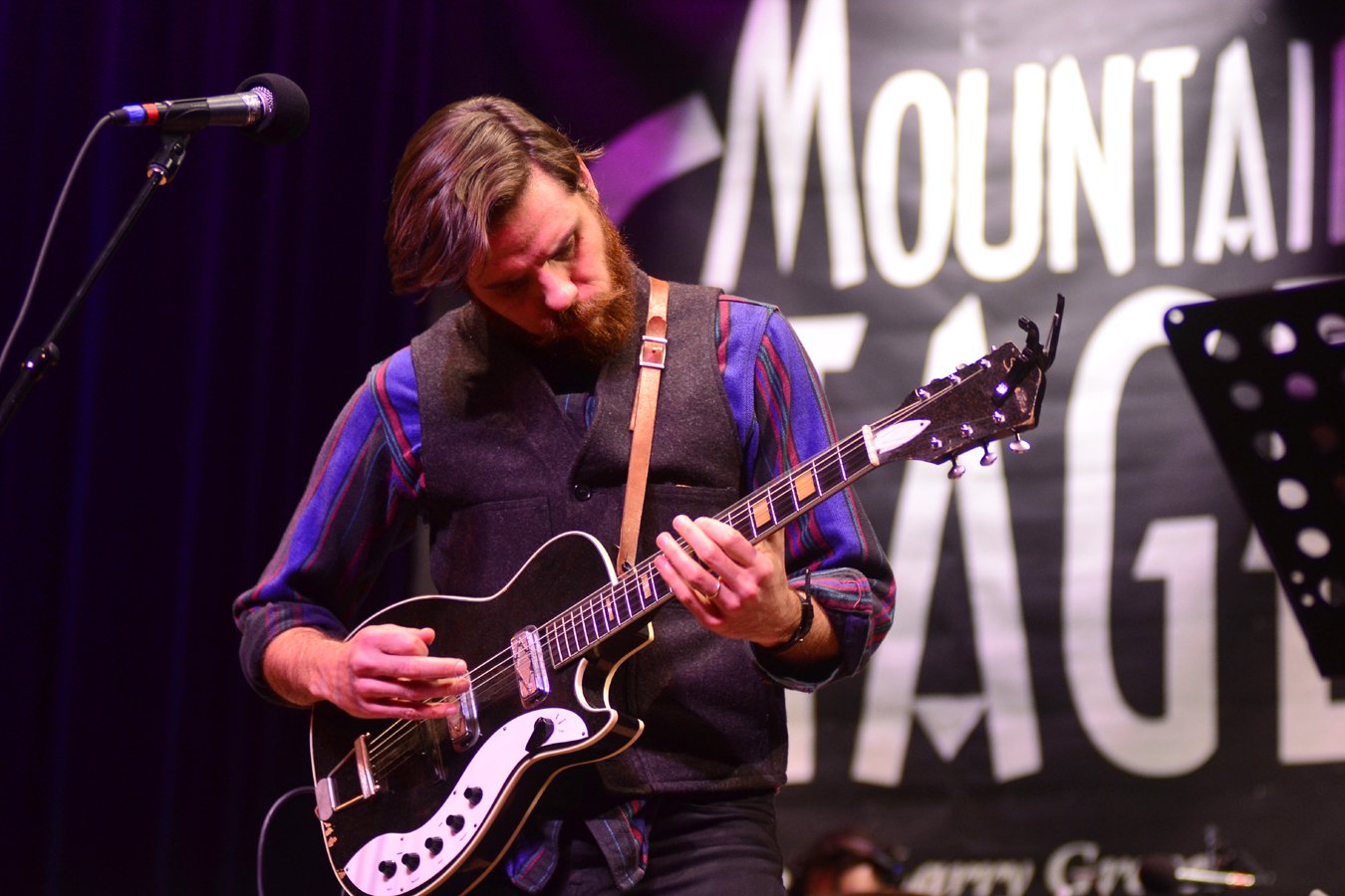 What vintage electric guitar does Afie Jurvanen of Bahamas play?