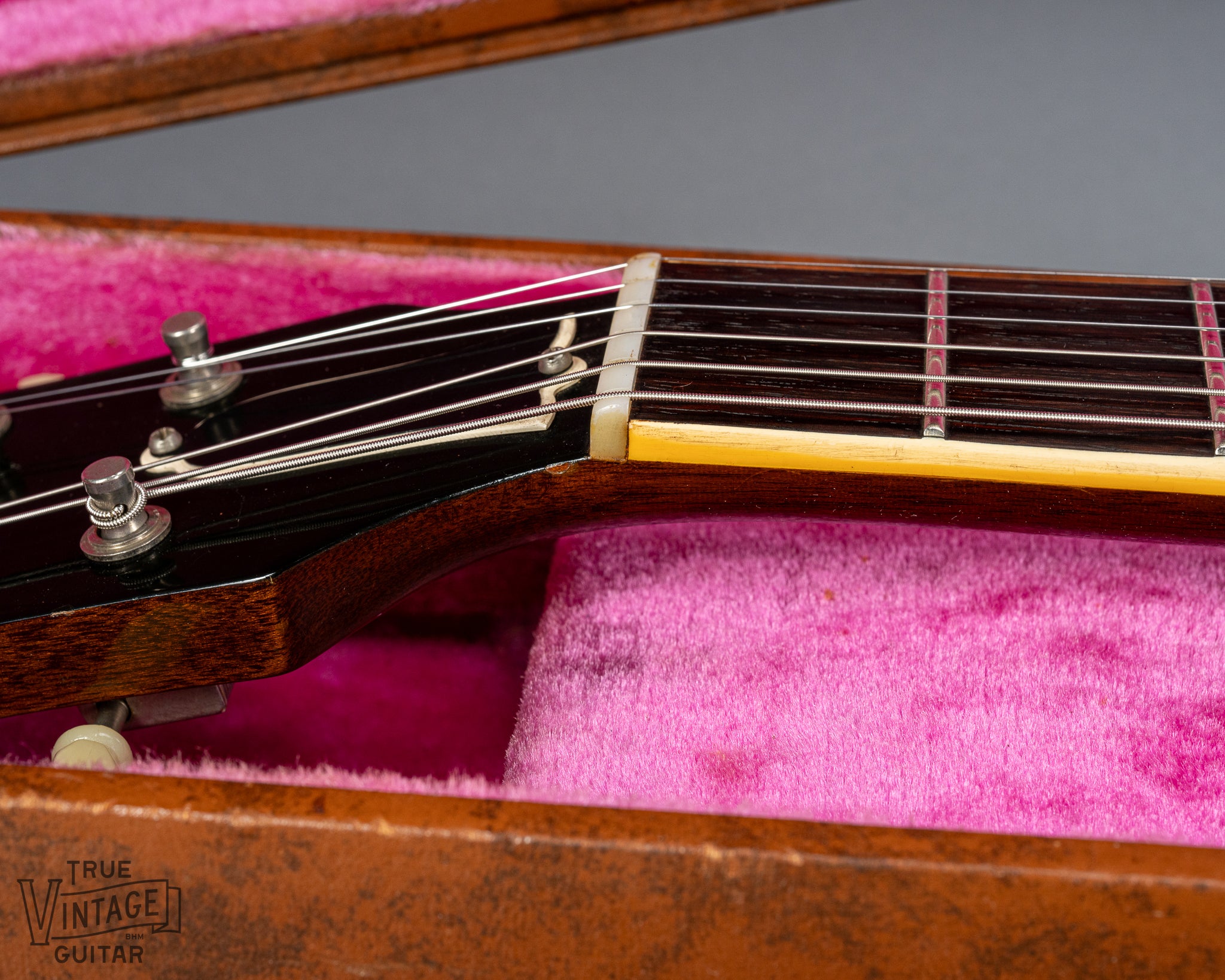 Side of the nut with unbroken lacquer of 1959 Gibson ES-335