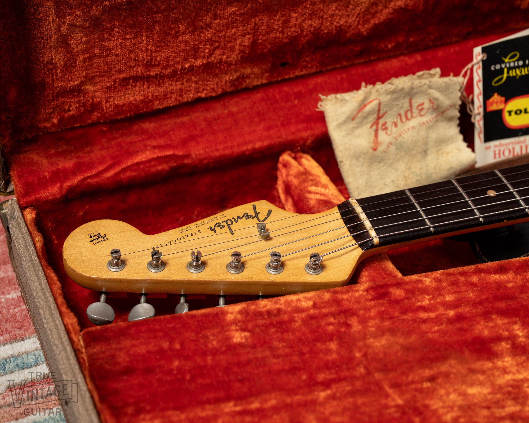 Slab Rosewood fretaboard with Spaghetti fender logo
