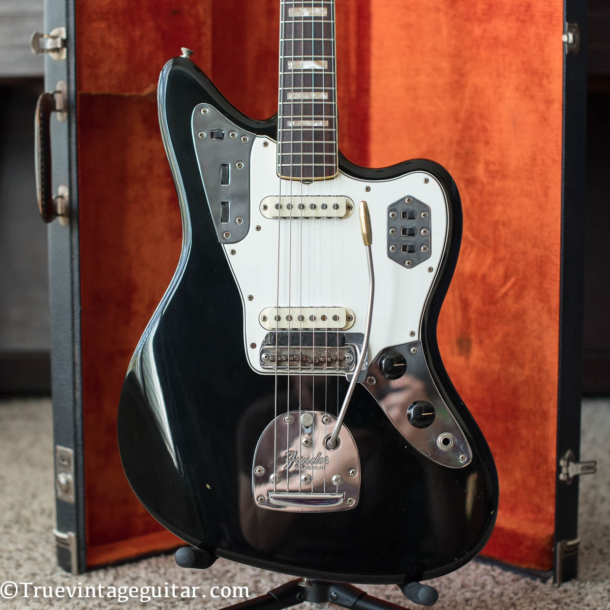 This link takes the user to a guide to help them find the year that their Fender Jaguar was made