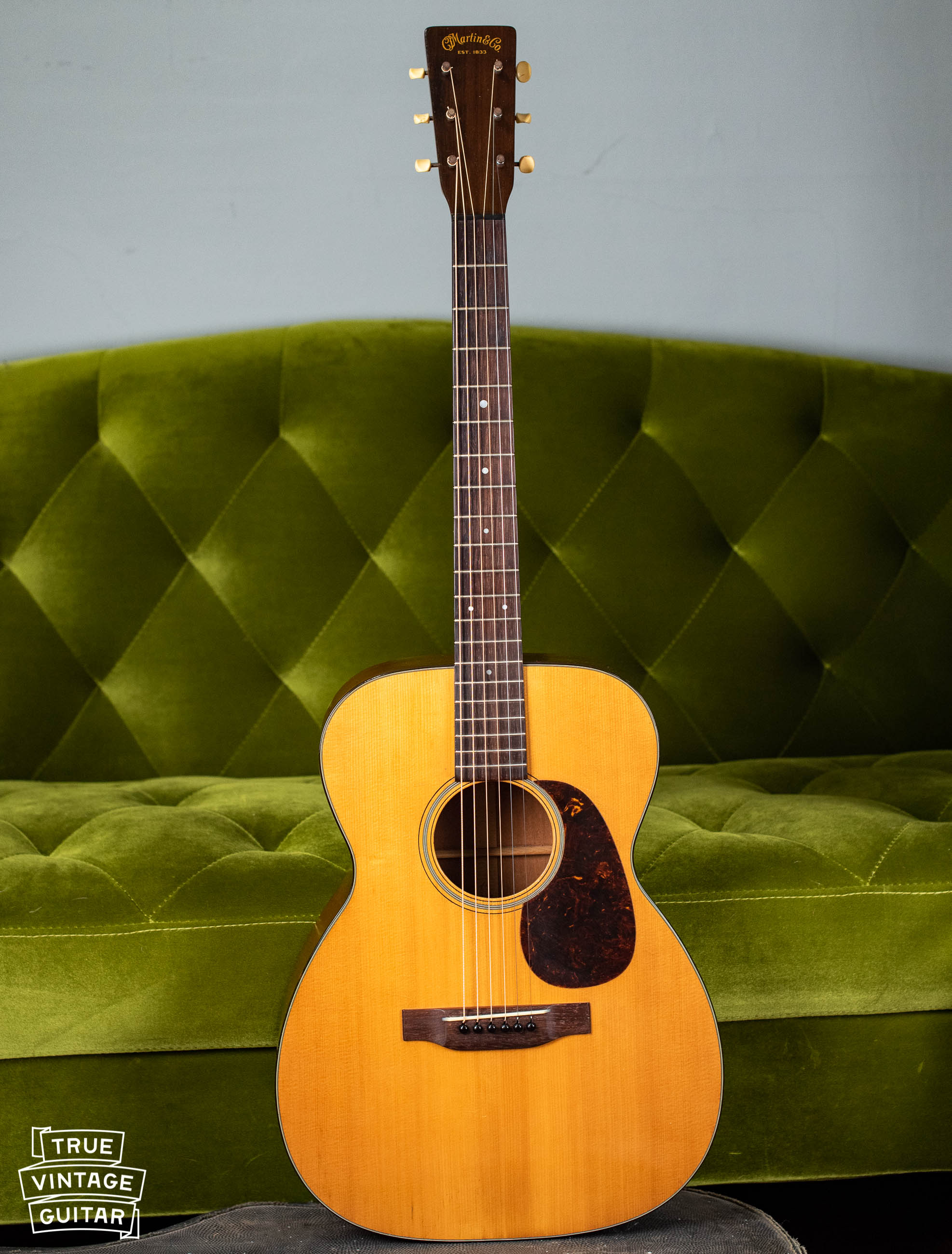 1943 Martin 00 18 guitar with case