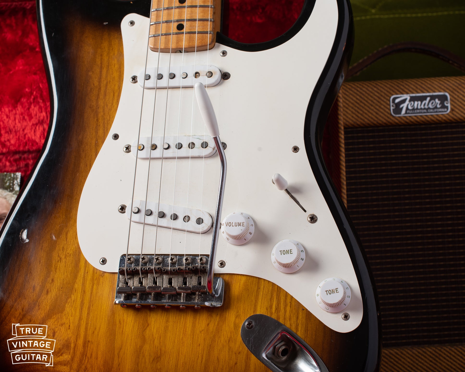 Pickguard and knobs on Fender Stratocaster 1954